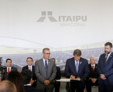 O governador em exercício Darci Piana participou nesta terça-feira (26), em Foz do Iguaçu, da cerimônia de posse do novo diretor-geral brasileiro da Itaipu Binacional, general Joaquim Silva e Luna, com as presenças do Presidente Jair Bolsonaro e do presidente do Paraguai, Mario Abdo Benítez; dos ministros almirante Bento Albuquerque, de Minas e Energia e Ernesto Araújo, de Relações Exteriores  - Foz do Iguaçu, 26/02/2019 - Foto: Arnaldo Alves/ANPr