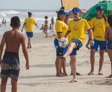 A equipe da Esporte Paraná vai finalizar as atividades esportivas na Operação Verão Paraná contabilizando 122 mil atendimentos no período. Foto:Thiago Chas