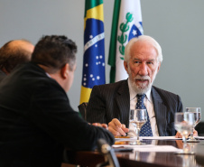 O governador em exercício Darci Piana recebe representantes SINDARUC ( Sindicatos Permissionários Centrais Abastecimento Alimentos) e o presidente da Ceasa, nesta quarta-feira (27) no Palácio Iguaçu.  Curitiba, 27/02/2019 -  Foto: Geraldo Bubniak/ANPr