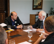 O governador em exercício Darci Piana recebe representantes SINDARUC ( Sindicatos Permissionários Centrais Abastecimento Alimentos) e o presidente da Ceasa, nesta quarta-feira (27) no Palácio Iguaçu.  Curitiba, 27/02/2019 -  Foto: Geraldo Bubniak/ANPr