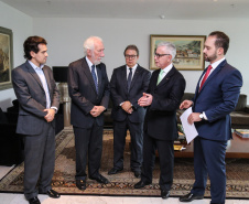 O governador em exercício Darci Piana recebe Presidente Cassio Telles e representates da OAB-PR, nesta quarta-feira (27) no Palácio Iguaçu.  O pedido de providencias  na PR-280 no sudoeste do Estado. Curitiba, 27/02/2019 -  Foto: Geraldo Bubniak/ANPr