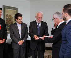 O governador em exercício Darci Piana recebe Presidente Cassio Telles e representates da OAB-PR, nesta quarta-feira (27) no Palácio Iguaçu.  O pedido de providencias  na PR-280 no sudoeste do Estado. Curitiba, 27/02/2019 -  Foto: Geraldo Bubniak/ANPr