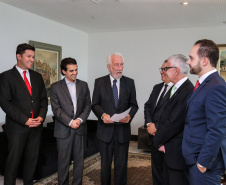 O governador em exercício Darci Piana recebe Presidente Cassio Telles e representates da OAB-PR, nesta quarta-feira (27) no Palácio Iguaçu.  O pedido de providencias  na PR-280 no sudoeste do Estado. Curitiba, 27/02/2019 -  Foto: Geraldo Bubniak/ANPr