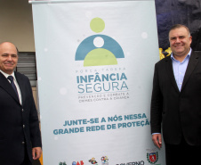 Os secretários estaduais da Justiça, Família e Trabalho, Ney Leprevost (D), e da Segurança Pública, Luiz Felipe Kraemer Carbonell, lançaram nesta quinta-feira (28) a primeira fase da Força-Tarefa Infância Segura no Quartel do Comando Geral da Polícia Militar, em Curitiba. O evento contou com a participação de alunos do Colégio da Polícia Militar, do Colégio da Vila Militar e o Colégio Estadual Mario Brandão de Piraquara.  -  Curitiba, 28/02/2019  -  Foto: Divulgação SEJU