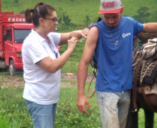 Equipe da secretaria da Saúde percorre as áreas mais remotas do município de Adrianópolis em busca de pessoas não vacinadas contra a febre amarela.  Adrianópolis, 28/02/2019  -  Foto: Divulgação SESA