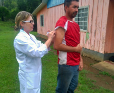 Equipe da secretaria da Saúde percorre as áreas mais remotas do município de Adrianópolis em busca de pessoas não vacinadas contra a febre amarela.  Adrianópolis, 28/02/2019  -  Foto: Divulgação SESA