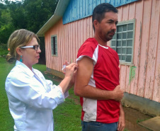 Equipe da secretaria da Saúde percorre as áreas mais remotas do município de Adrianópolis em busca de pessoas não vacinadas contra a febre amarela.  Adrianópolis, 28/02/2019  -  Foto: Divulgação SESA