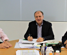 O secretário estadual do Desenvovimento Urbano, João Carlos Ortega, atendeu nesta semana reivindicações de 18 municípios de diferentes regiões do Paraná, e encaminhou pedidos e assinou autorizações. Na foto, o prefeito de Prudentópolis, Adelmo Luiz Klosowski. Foto:SEDU