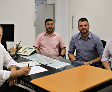 O secretário estadual do Desenvovimento Urbano, João Carlos Ortega, atendeu nesta semana reivindicações de 18 municípios de diferentes regiões do Paraná, e encaminhou pedidos e assinou autorizações. Na foto, o prefeito de Fazenda Rio Grande, Márcio Wozniack. Foto:SEDU