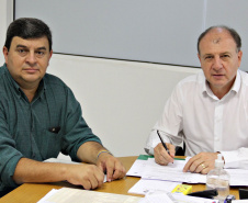 O secretário estadual do Desenvovimento Urbano, João Carlos Ortega, atendeu nesta semana reivindicações de 18 municípios de diferentes regiões do Paraná, e encaminhou pedidos e assinou autorizações. Na foto, o prefeito de Rio Branco do Ivaí, Geroncio José. Foto:SEDU