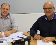 O secretário estadual do Desenvovimento Urbano, João Carlos Ortega, atendeu nesta semana reivindicações de 18 municípios de diferentes regiões do Paraná, e encaminhou pedidos e assinou autorizações. Na foto, o prefeito de Marumbi, Adhemar Rejani. Foto:SEDU