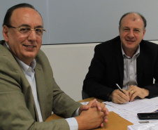 O secretário estadual do Desenvovimento Urbano, João Carlos Ortega, atendeu nesta semana reivindicações de 18 municípios de diferentes regiões do Paraná, e encaminhou pedidos e assinou autorizações. Na foto, o prefeito de Rio Negro, Milton Paizani. Foto:SEDU