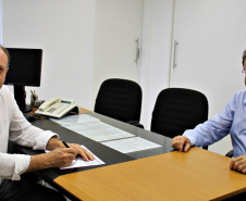 O secretário estadual do Desenvovimento Urbano, João Carlos Ortega, atendeu nesta semana reivindicações de 18 municípios de diferentes regiões do Paraná, e encaminhou pedidos e assinou autorizações. Na foto, o prefeito de Cornélio Procópio, Amin Hannouche. Foto:SEDU