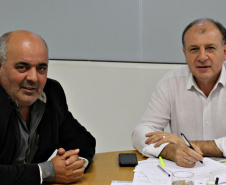 O secretário estadual do Desenvovimento Urbano, João Carlos Ortega, atendeu nesta semana reivindicações de 18 municípios de diferentes regiões do Paraná, e encaminhou pedidos e assinou autorizações. Na foto, o prefeito de  Kaloré, Washington Luiz. Foto:SEDU
