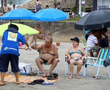 No Litoral do Paraná, o trabalho de coleta de lixo, executado pela Sanepar, tenta reduzir esses números. Em dois meses de temporada, a empresa já retirou das areias 570 toneladas de resíduos dos tipos mais diversos. Quase 27 toneladas desse material foram retiradas apenas no primeiro dia de 2019. -  Foto: Divulgação Sanepar