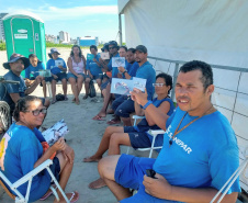 No Litoral do Paraná, o trabalho de coleta de lixo, executado pela Sanepar, tenta reduzir esses números. Em dois meses de temporada, a empresa já retirou das areias 570 toneladas de resíduos dos tipos mais diversos. Quase 27 toneladas desse material foram retiradas apenas no primeiro dia de 2019. -  Foto: Divulgação Sanepar
