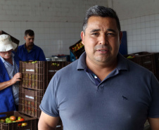 O diretor social do Sindicato dos Permissionários, Volni José Vieira, disse que os comerciantes e agricultores mantêm um grupo no Whatsapp para organizarem as doações diariamente.Foto: Gilson Abreu/ANPr