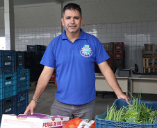  Grande parte da comida é preparada com os produtos do Banco de Alimentos. “Percebemos que até o desenvolvimento das crianças melhorou desde que nos cadastramos no programa. Muitas vão para o projeto por causa das refeições. Elas saem de lá almoçadas ou comem uma sopa no fim do dia”, explica o coordenador Adriano Ribas. Foto: Gilson Abreu/ANPr