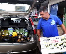  Grande parte da comida é preparada com os produtos do Banco de Alimentos. “Percebemos que até o desenvolvimento das crianças melhorou desde que nos cadastramos no programa. Muitas vão para o projeto por causa das refeições. Elas saem de lá almoçadas ou comem uma sopa no fim do dia”, explica o coordenador Adriano Ribas. Foto: Gilson Abreu/ANPr