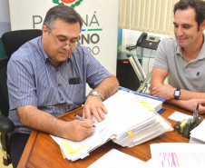 O secretário estadual da Saúde, Beto Preto, assinou nesta sexta-feira (01) uma série de convênios para dar prosseguimento a obras em unidades de atendimento à população e definiu o pagamento de R$ 34 milhões para prestadores de serviços para municípios do Estado que estão sob a gestão da Secretaria. -  Curitiba, 01/03/2019  -  Foto: Diogo Pracz de Oliveira/SESA