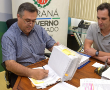 O secretário estadual da Saúde, Beto Preto, assinou nesta sexta-feira (01) uma série de convênios para dar prosseguimento a obras em unidades de atendimento à população e definiu o pagamento de R$ 34 milhões para prestadores de serviços para municípios do Estado que estão sob a gestão da Secretaria. -  Curitiba, 01/03/2019  -  Foto: Diogo Pracz de Oliveira/SESA
