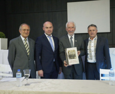 O governador em exercício Darci Piana, participou da assinatura do acordo de parceria e cooperação entre as cidades de Prudentópolis e Ternopil, Ucrânia. Participaram da cerimônia: prefeito de Prudentópolis, Adelmo Luiz Klosowski; Cônsul da Ucrânia no Paraná, Mariano Czaikowski; prefeito de Ternopil, Serhii Nadal; entre outros.Prudentópolis, 06-03-19.Foto: Arnaldo Alves / ANPr.