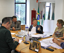 Governo discute impacto da alta de insumos nas obras de pavimentação.O problema foi discutido na Secretaria do Desenvolvimento Urbano, em reunião do secretário João Carlos Ortega, com a diretora de Operações do Paranacidade, Camila Scucato; o diretor-geral da secretaria, Francisco Santos; o superintendente executivo do Paranacidade, Álvaro Cabrini, o procurador jurídico, Luciano Borges dos Santos, e os analistas de Desenvolvimento Municipal, Rui José da Costa e Hélio Sabino Deitos.Foto:SEDU