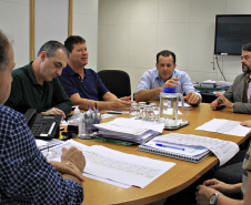 Governo discute impacto da alta de insumos nas obras de pavimentação.O problema foi discutido na Secretaria do Desenvolvimento Urbano, em reunião do secretário João Carlos Ortega, com a diretora de Operações do Paranacidade, Camila Scucato; o diretor-geral da secretaria, Francisco Santos; o superintendente executivo do Paranacidade, Álvaro Cabrini, o procurador jurídico, Luciano Borges dos Santos, e os analistas de Desenvolvimento Municipal, Rui José da Costa e Hélio Sabino Deitos.Foto:SEDU