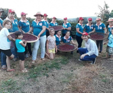 Cafeicultoras de Carlópolis e Tomazina, no Norte Pioneiro do Paraná, estão exportando o café especial que produzem na região. A venda das 460 primeiras sacas do produto ao Japão e à Austrália, nos últimos dois anos, representou aumento na renda das famílias e também mais um passo do projeto Mulheres do Café, implantado pelo Instituto Paranaense de Assistência Técnica e Extensão Rural (Emater) na região.  Foto: Divulgação