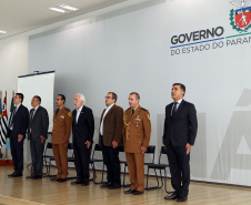 O governador em exercício Darci Piana participou nesta sexta-feira (8) da solenidade de encerramento do estágio de capacitação de policiais em segurança de dignitários. O curso, que começou em fevereiro deste ano, teve o objetivo de aperfeiçoar policiais do Paraná, Mato Grosso do Sul e Distrito Federal que atuam na segurança de autoridades. A cerimônia ocorreu no Palácio Iguaçu, em Curitiba.Foto Gilson Abreu/ANPr