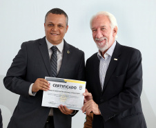 O governador em exercício Darci Piana participou nesta sexta-feira (8) da solenidade de encerramento do estágio de capacitação de policiais em segurança de dignitários. O curso, que começou em fevereiro deste ano, teve o objetivo de aperfeiçoar policiais do Paraná, Mato Grosso do Sul e Distrito Federal que atuam na segurança de autoridades. A cerimônia ocorreu no Palácio Iguaçu, em Curitiba.Foto Gilson Abreu/ANPr