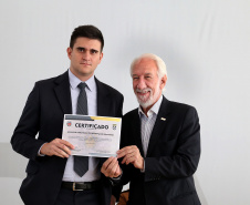 O governador em exercício Darci Piana participou nesta sexta-feira (8) da solenidade de encerramento do estágio de capacitação de policiais em segurança de dignitários. O curso, que começou em fevereiro deste ano, teve o objetivo de aperfeiçoar policiais do Paraná, Mato Grosso do Sul e Distrito Federal que atuam na segurança de autoridades. A cerimônia ocorreu no Palácio Iguaçu, em Curitiba.Foto Gilson Abreu/ANPr