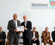 O governador em exercício Darci Piana participou nesta sexta-feira (8) da solenidade de encerramento do estágio de capacitação de policiais em segurança de dignitários. O curso, que começou em fevereiro deste ano, teve o objetivo de aperfeiçoar policiais do Paraná, Mato Grosso do Sul e Distrito Federal que atuam na segurança de autoridades. A cerimônia ocorreu no Palácio Iguaçu, em Curitiba.Foto Gilson Abreu/ANPr