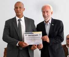 O governador em exercício Darci Piana participou nesta sexta-feira (8) da solenidade de encerramento do estágio de capacitação de policiais em segurança de dignitários. O curso, que começou em fevereiro deste ano, teve o objetivo de aperfeiçoar policiais do Paraná, Mato Grosso do Sul e Distrito Federal que atuam na segurança de autoridades. A cerimônia ocorreu no Palácio Iguaçu, em Curitiba.Foto Gilson Abreu/ANPr