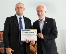 O governador em exercício Darci Piana participou nesta sexta-feira (8) da solenidade de encerramento do estágio de capacitação de policiais em segurança de dignitários. O curso, que começou em fevereiro deste ano, teve o objetivo de aperfeiçoar policiais do Paraná, Mato Grosso do Sul e Distrito Federal que atuam na segurança de autoridades. A cerimônia ocorreu no Palácio Iguaçu, em Curitiba.Foto Gilson Abreu/ANPr