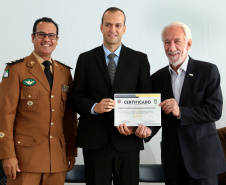 O governador em exercício Darci Piana participou nesta sexta-feira (8) da solenidade de encerramento do estágio de capacitação de policiais em segurança de dignitários. O curso, que começou em fevereiro deste ano, teve o objetivo de aperfeiçoar policiais do Paraná, Mato Grosso do Sul e Distrito Federal que atuam na segurança de autoridades. A cerimônia ocorreu no Palácio Iguaçu, em Curitiba.Foto Gilson Abreu/ANPr