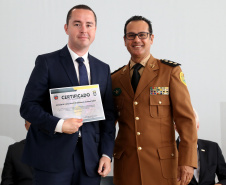 O governador em exercício Darci Piana participou nesta sexta-feira (8) da solenidade de encerramento do estágio de capacitação de policiais em segurança de dignitários. O curso, que começou em fevereiro deste ano, teve o objetivo de aperfeiçoar policiais do Paraná, Mato Grosso do Sul e Distrito Federal que atuam na segurança de autoridades. A cerimônia ocorreu no Palácio Iguaçu, em Curitiba.Foto Gilson Abreu/ANPr