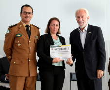 O governador em exercício Darci Piana participou nesta sexta-feira (8) da solenidade de encerramento do estágio de capacitação de policiais em segurança de dignitários. O curso, que começou em fevereiro deste ano, teve o objetivo de aperfeiçoar policiais do Paraná, Mato Grosso do Sul e Distrito Federal que atuam na segurança de autoridades. A cerimônia ocorreu no Palácio Iguaçu, em Curitiba.Foto Gilson Abreu/ANPr