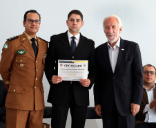 O governador em exercício Darci Piana participou nesta sexta-feira (8) da solenidade de encerramento do estágio de capacitação de policiais em segurança de dignitários. O curso, que começou em fevereiro deste ano, teve o objetivo de aperfeiçoar policiais do Paraná, Mato Grosso do Sul e Distrito Federal que atuam na segurança de autoridades. A cerimônia ocorreu no Palácio Iguaçu, em Curitiba.Foto Gilson Abreu/ANPr