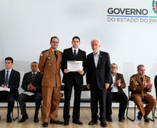 O governador em exercício Darci Piana participou nesta sexta-feira (8) da solenidade de encerramento do estágio de capacitação de policiais em segurança de dignitários. O curso, que começou em fevereiro deste ano, teve o objetivo de aperfeiçoar policiais do Paraná, Mato Grosso do Sul e Distrito Federal que atuam na segurança de autoridades. A cerimônia ocorreu no Palácio Iguaçu, em Curitiba.Foto Gilson Abreu/ANPr
