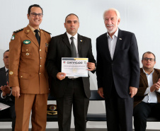 O governador em exercício Darci Piana participou nesta sexta-feira (8) da solenidade de encerramento do estágio de capacitação de policiais em segurança de dignitários. O curso, que começou em fevereiro deste ano, teve o objetivo de aperfeiçoar policiais do Paraná, Mato Grosso do Sul e Distrito Federal que atuam na segurança de autoridades. A cerimônia ocorreu no Palácio Iguaçu, em Curitiba.Foto Gilson Abreu/ANPr