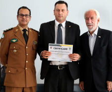 O governador em exercício Darci Piana participou nesta sexta-feira (8) da solenidade de encerramento do estágio de capacitação de policiais em segurança de dignitários. O curso, que começou em fevereiro deste ano, teve o objetivo de aperfeiçoar policiais do Paraná, Mato Grosso do Sul e Distrito Federal que atuam na segurança de autoridades. A cerimônia ocorreu no Palácio Iguaçu, em Curitiba.Foto Gilson Abreu/ANPr