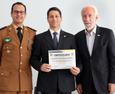 O governador em exercício Darci Piana participou nesta sexta-feira (8) da solenidade de encerramento do estágio de capacitação de policiais em segurança de dignitários. O curso, que começou em fevereiro deste ano, teve o objetivo de aperfeiçoar policiais do Paraná, Mato Grosso do Sul e Distrito Federal que atuam na segurança de autoridades. A cerimônia ocorreu no Palácio Iguaçu, em Curitiba.Foto Gilson Abreu/ANPr