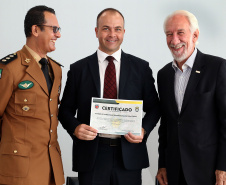 O governador em exercício Darci Piana participou nesta sexta-feira (8) da solenidade de encerramento do estágio de capacitação de policiais em segurança de dignitários. O curso, que começou em fevereiro deste ano, teve o objetivo de aperfeiçoar policiais do Paraná, Mato Grosso do Sul e Distrito Federal que atuam na segurança de autoridades. A cerimônia ocorreu no Palácio Iguaçu, em Curitiba.Foto Gilson Abreu/ANPr