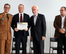 O governador em exercício Darci Piana participou nesta sexta-feira (8) da solenidade de encerramento do estágio de capacitação de policiais em segurança de dignitários. O curso, que começou em fevereiro deste ano, teve o objetivo de aperfeiçoar policiais do Paraná, Mato Grosso do Sul e Distrito Federal que atuam na segurança de autoridades. A cerimônia ocorreu no Palácio Iguaçu, em Curitiba.Foto Gilson Abreu/ANPr