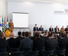 O governador em exercício Darci Piana participou nesta sexta-feira (8) da solenidade de encerramento do estágio de capacitação de policiais em segurança de dignitários. O curso, que começou em fevereiro deste ano, teve o objetivo de aperfeiçoar policiais do Paraná, Mato Grosso do Sul e Distrito Federal que atuam na segurança de autoridades. A cerimônia ocorreu no Palácio Iguaçu, em Curitiba.Foto Gilson Abreu/ANPr