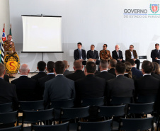 O governador em exercício Darci Piana participou nesta sexta-feira (8) da solenidade de encerramento do estágio de capacitação de policiais em segurança de dignitários. O curso, que começou em fevereiro deste ano, teve o objetivo de aperfeiçoar policiais do Paraná, Mato Grosso do Sul e Distrito Federal que atuam na segurança de autoridades. A cerimônia ocorreu no Palácio Iguaçu, em Curitiba.Foto Gilson Abreu/ANPr