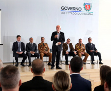 O governador em exercício Darci Piana participou nesta sexta-feira (8) da solenidade de encerramento do estágio de capacitação de policiais em segurança de dignitários. O curso, que começou em fevereiro deste ano, teve o objetivo de aperfeiçoar policiais do Paraná, Mato Grosso do Sul e Distrito Federal que atuam na segurança de autoridades. A cerimônia ocorreu no Palácio Iguaçu, em Curitiba.Foto Gilson Abreu/ANPr
