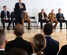 O governador em exercício Darci Piana participou nesta sexta-feira (8) da solenidade de encerramento do estágio de capacitação de policiais em segurança de dignitários. O curso, que começou em fevereiro deste ano, teve o objetivo de aperfeiçoar policiais do Paraná, Mato Grosso do Sul e Distrito Federal que atuam na segurança de autoridades. A cerimônia ocorreu no Palácio Iguaçu, em Curitiba.Foto Gilson Abreu/ANPr