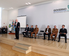 O governador em exercício Darci Piana participou nesta sexta-feira (8) da solenidade de encerramento do estágio de capacitação de policiais em segurança de dignitários. O curso, que começou em fevereiro deste ano, teve o objetivo de aperfeiçoar policiais do Paraná, Mato Grosso do Sul e Distrito Federal que atuam na segurança de autoridades. A cerimônia ocorreu no Palácio Iguaçu, em Curitiba.Foto Gilson Abreu/ANPr